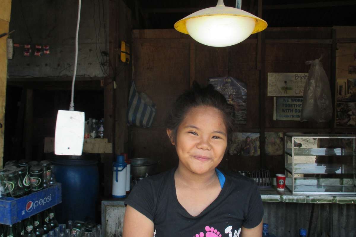 Des kits solaires pour éclairer le quotidien de 60 familles des bidonvilles de Manille !