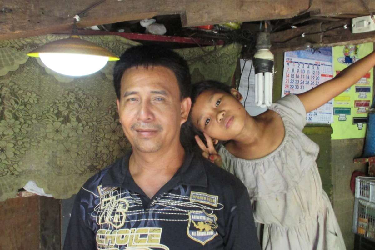 Des kits solaires pour éclairer le quotidien de 60 familles des bidonvilles de Manille !