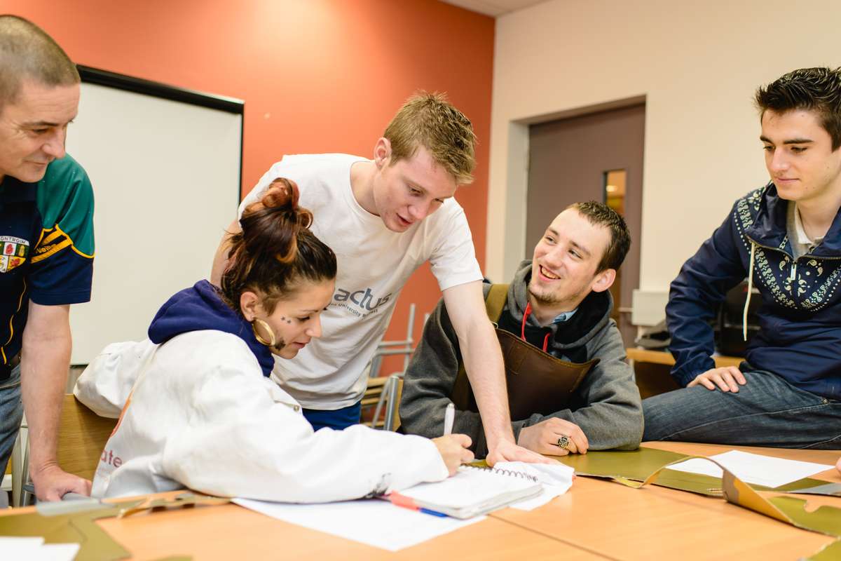 Photo d'étudiants travaillant en groupe