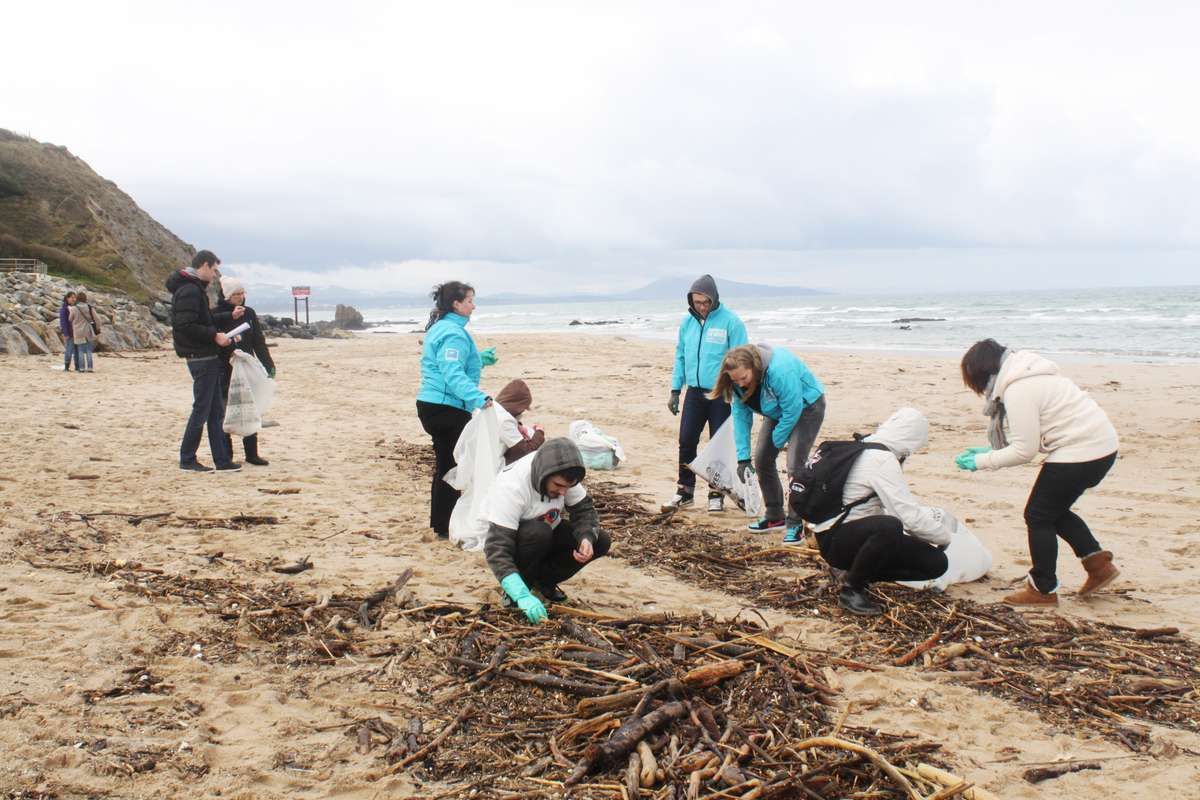Nettoyons 103 000 m² de plage pour lutter contre la pollution plastique !