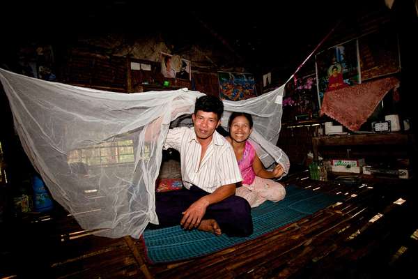 Aung Aung et sa femme, couple d’ouvriers vivant dans la région de Dawei dorment à même le sol.