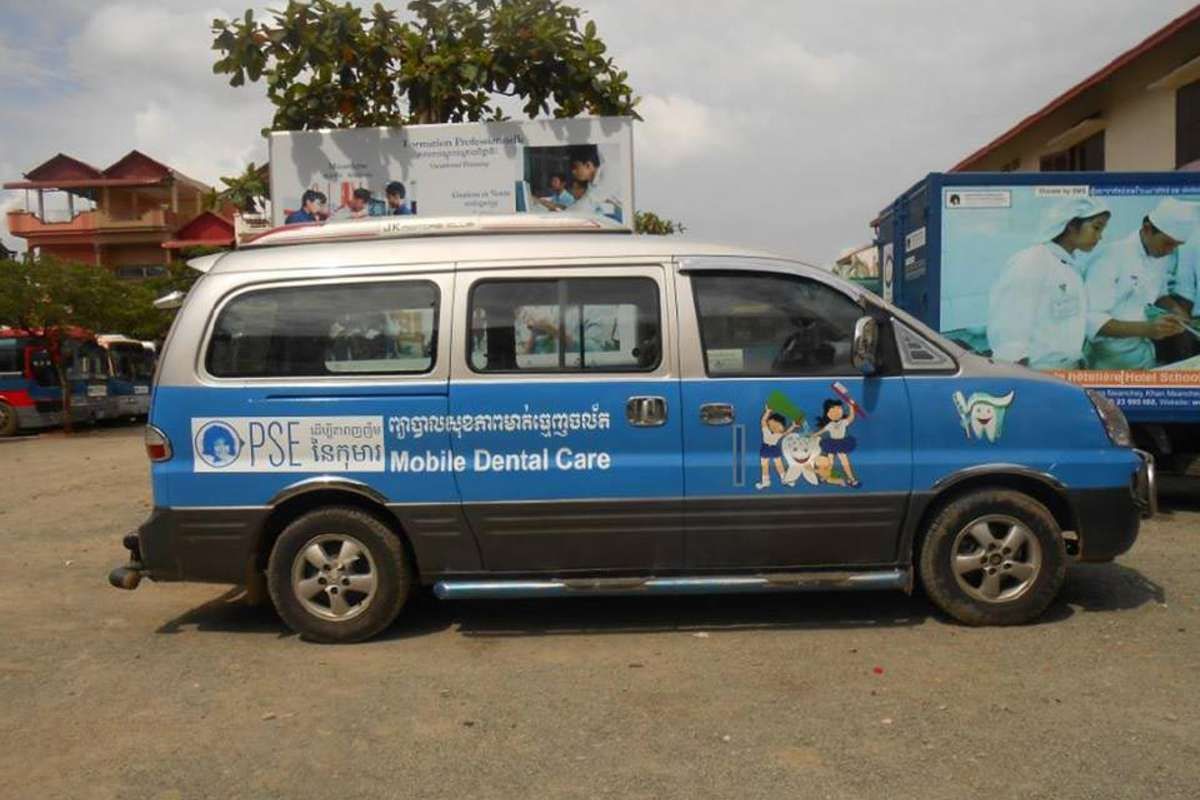 Un cabinet dentaire mobile au Cambodge.