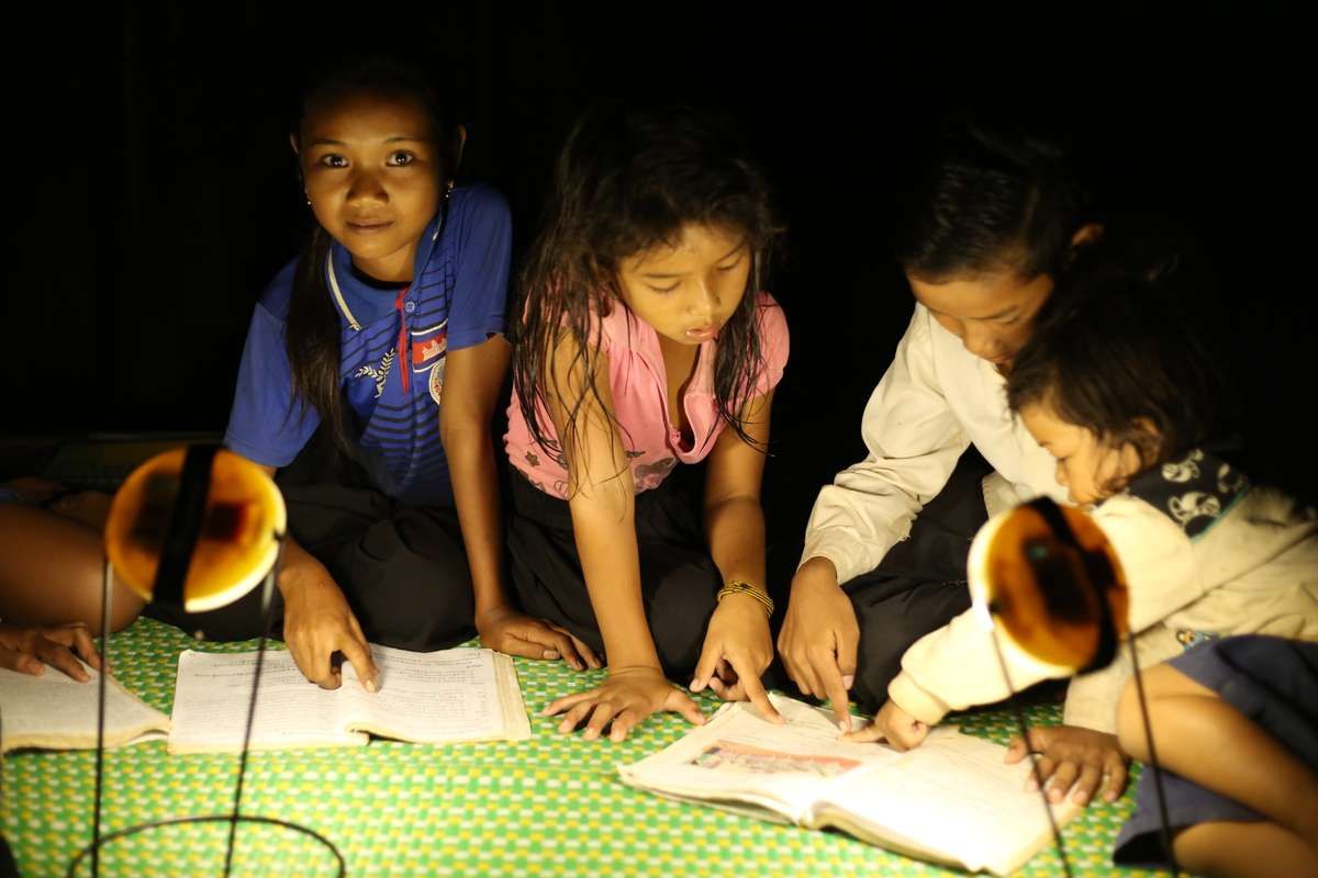 Éclairons le quotidien de 170 familles isolées grâce à des lampes solaires !