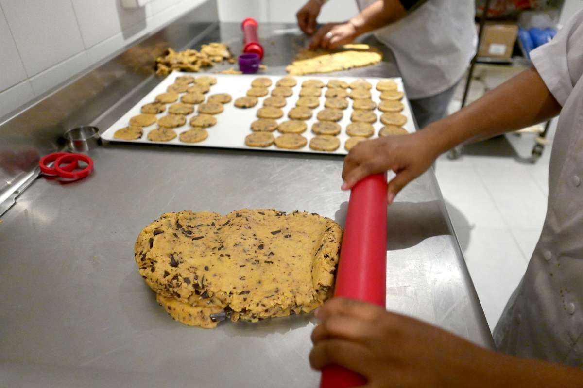 Redonnons une chance à 2 sans-abri en les formant au métier de biscuitier !
