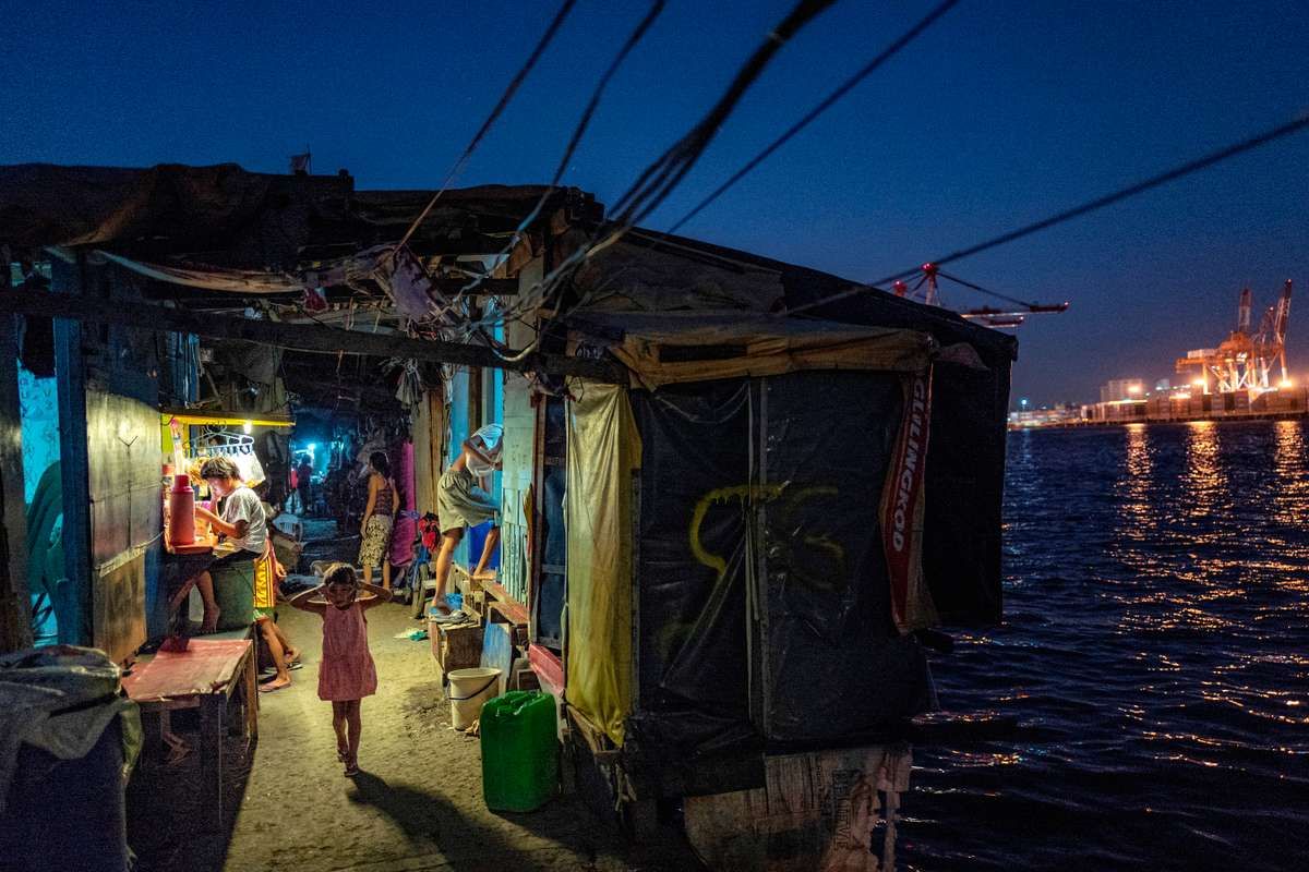Des kits solaires pour éclairer le quotidien de 60 familles des bidonvilles de Manille !
