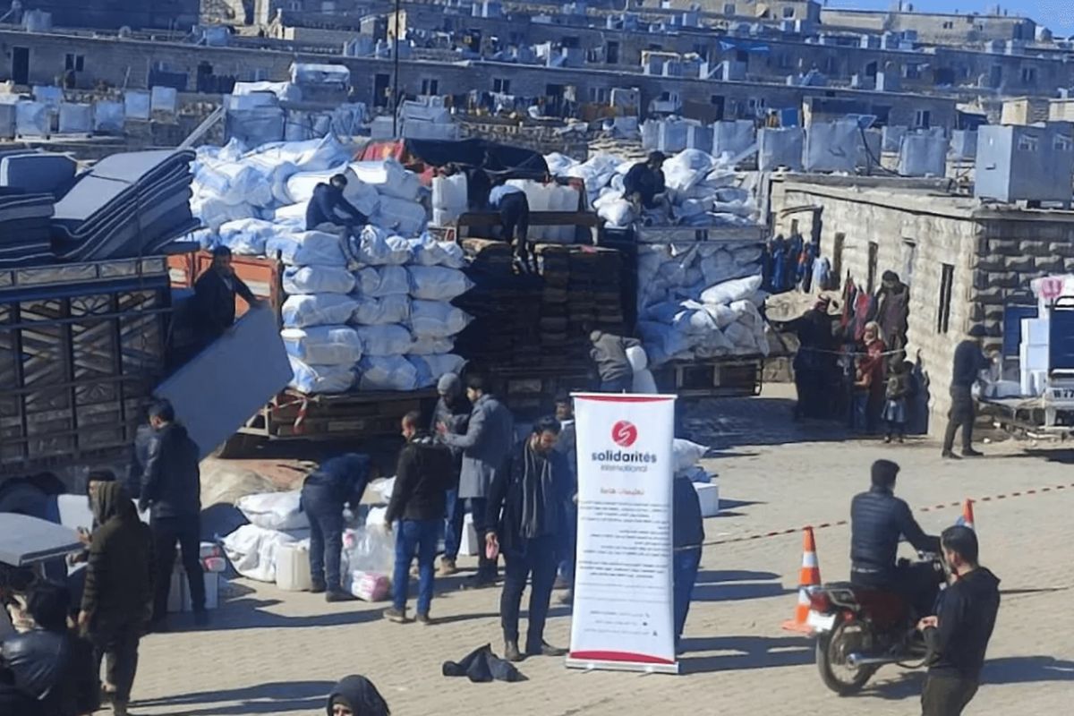 Fournissons des kits d'hygiène, des kits d'abris d'urgence et de l'eau potable à 12 familles victimes du séisme en Turquie-Syrie !